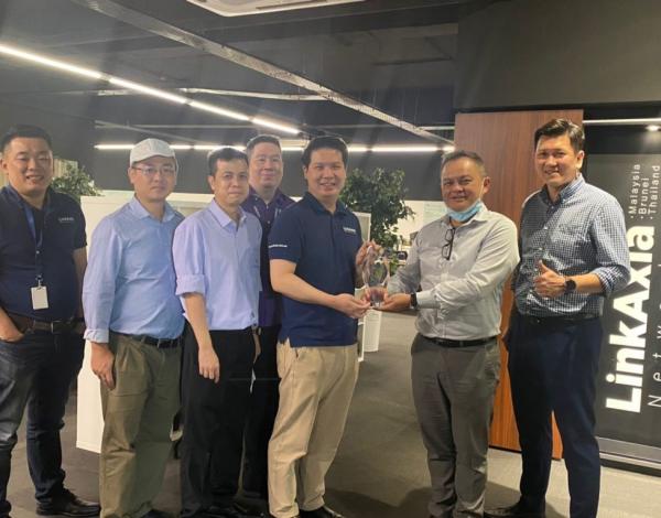 Han (fifth from the left) and Christopher Yap (second from the right), both holding the Extreme ASEAN Distributor Sales Excellence’s trophy.